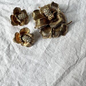Vintage Gold tone Pansy Brooch and Earring Set unsigned